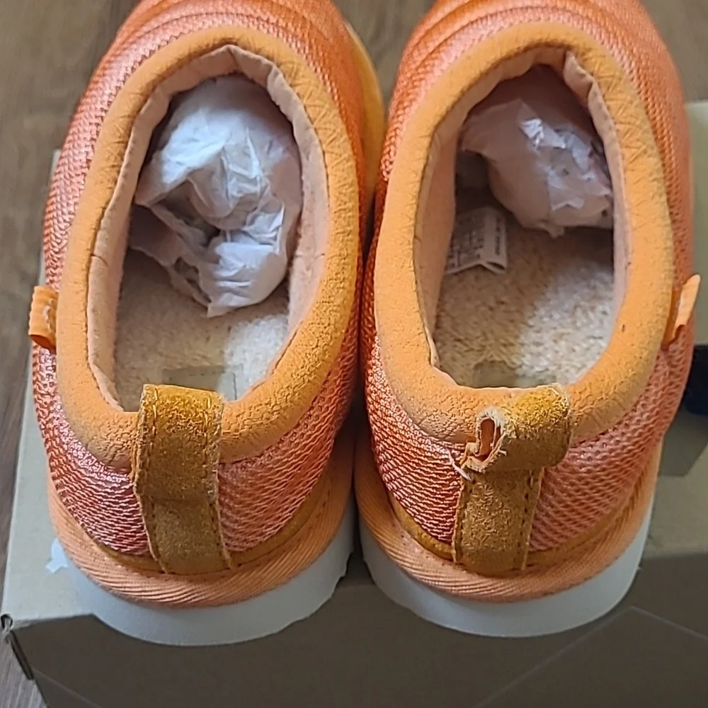 UGG‎ Orange Kids Slip-On Shoes used exelente condition perfect for winter.